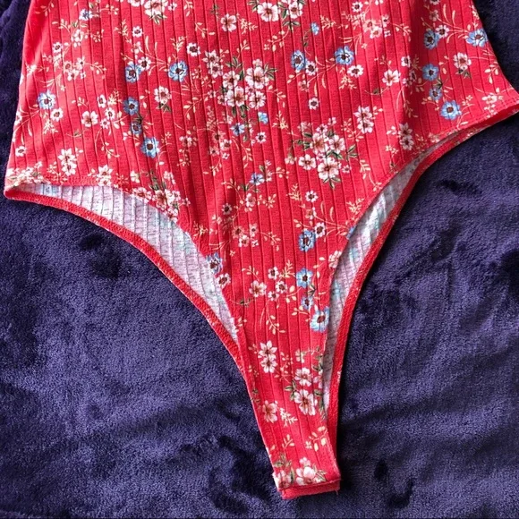 SOCIALITE Red Floral Flutter Sleeve Bodysuit - Picture 8 of 12